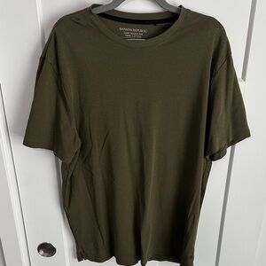 Banana Republic Men's Dark Green Tee
